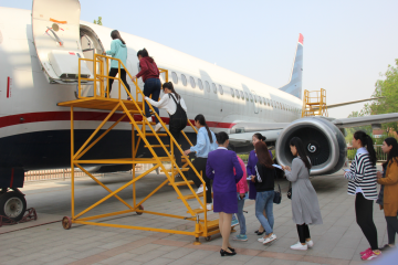 外语系参加“波音737—300”飞机综合实验平台开放日活动