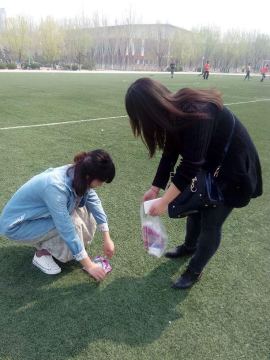 外语系开展“爱护绿茵，清理球场”志愿活动