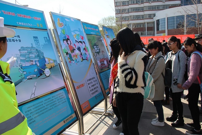 外语系积极组织学生观看交通安全知识展板