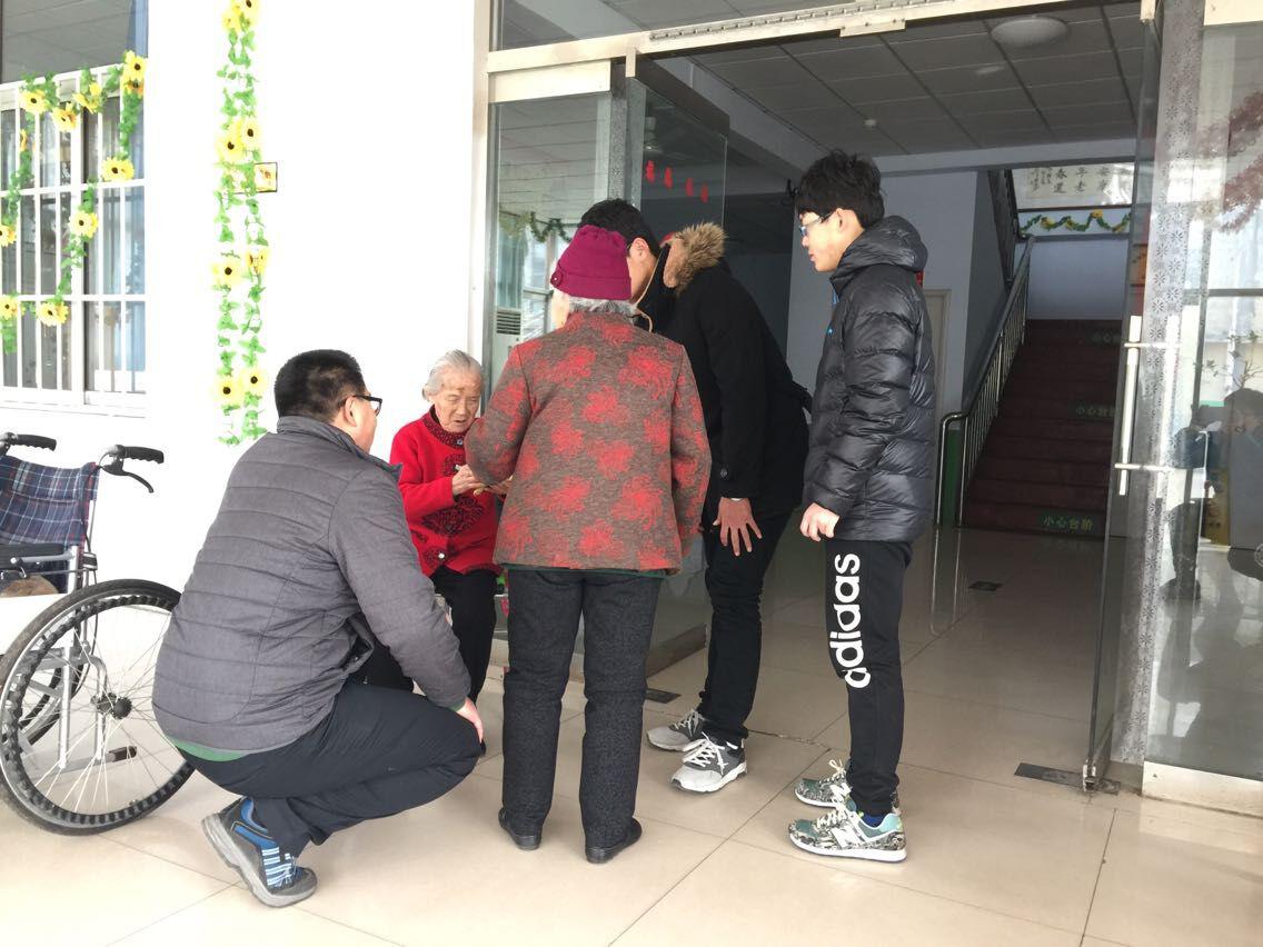 外语系开展“携手夕阳红,温暖老人心”走进敬老院活动