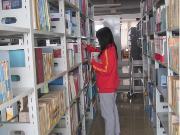 外语系到校图书馆开展志愿服务活动