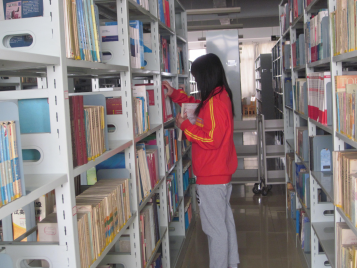 外语系开展“图书排排站”整理图书志愿活动