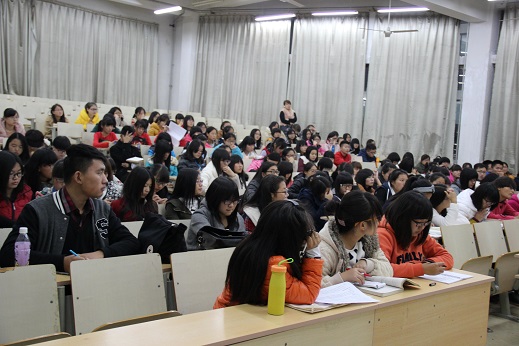外语系举行“Learn and live”英语寝室督导活动